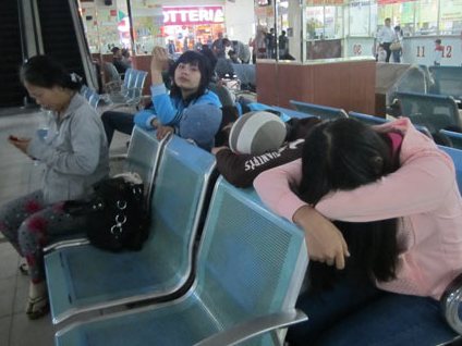 Qua đêm ở bến xe, giành giật mua vé Tết