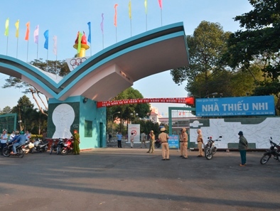 Hai bảo mẫu hành hạ trẻ mầm non đứng trước vành móng ngựa