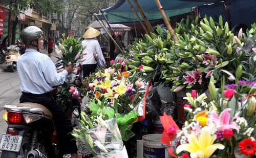 Nhộn nhịp chợ hoa ngày giáp tết - Ảnh: Đ.P.