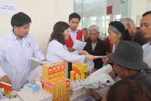 Phát thuốc miễn phí cho các hộ nghèo tại xã Quảng Thái, huyện Quảng Xương- Thanh Hóa