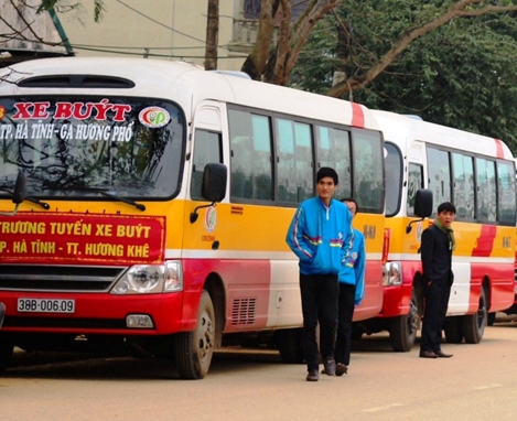  Hàng loạt xe buýt chỉ biết nằm chờ.