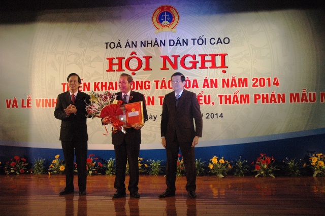 Chủ tịch nước Trương Tấn Sang trao huy hiệu 40 năm tuổi đảng cho đồng chí Trương Hòa Bình, Chánh án TANDTC.