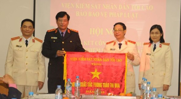 Tiến sỹ Trần Công Phàn, Phó Viện trưởng VKSNDTC trao Cờ đơn vị xuất sắc trong phong trào thi đua của ngành KSND cho báo Bảo vệ pháp luật.