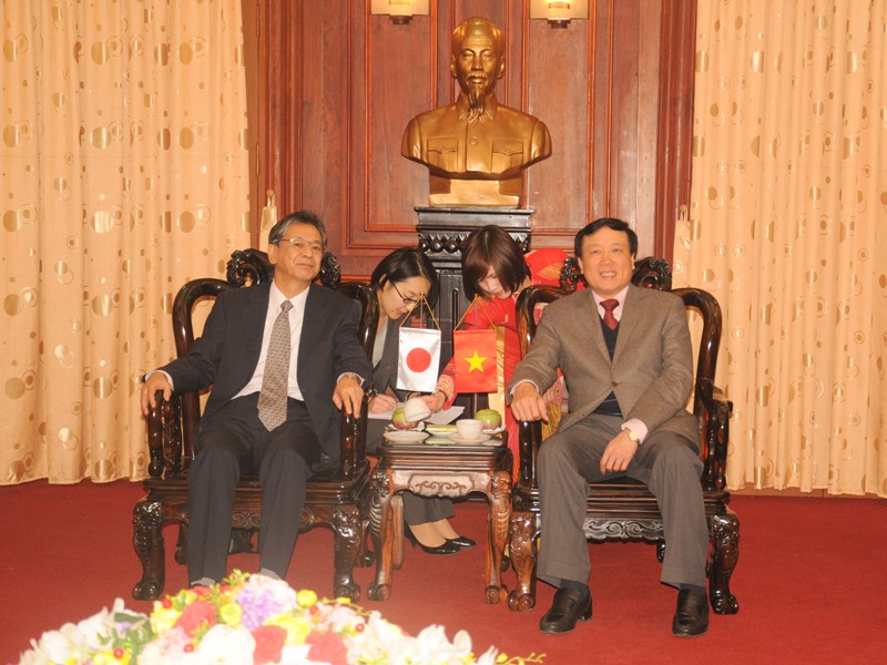  Đồng chí Nguyễn Hòa Bình, Ủy viên Trung ương Đảng, Viện trưởng VKSNDTC tiếp Đại sứ Nhật Bản Hiroshi Fukada.