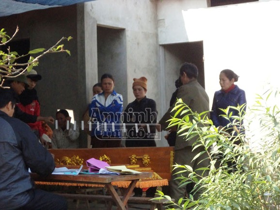 Bị chồng đè đánh, vợ vùng dậy, dùng dao chém chết chồng