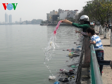 Tiễn cá chép chầu trời Xin đừng thả túi nilon