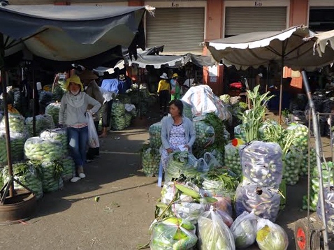 Hàng Tết Chợ càng nhỏ giá càng đắt đỏ