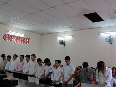 Xử án cảnh sát cơ động dùng súng đi cướp sòng bạc