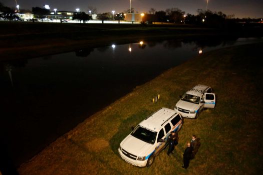 Cảnh sát tìm kiếm thi thể nạn nhân tại sông Sim Bayou. Ảnh: Eric Kayne