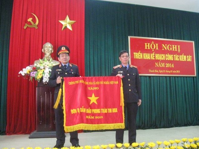 Đồng chí Lê Hữu Thể, Phó Viện trưởng VKSNDTC trao Cờ thi đua của Chính phủ cho VKSND tỉnh Thanh Hóa.