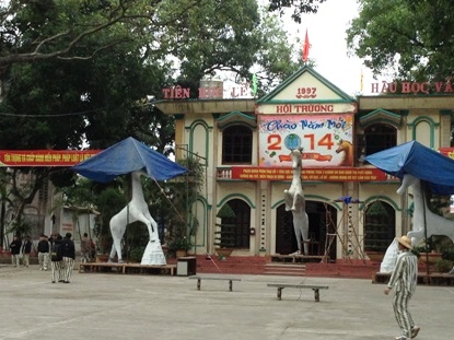 Nhặt lá mai, làm ngựa giấy đón Tết trong…Tù