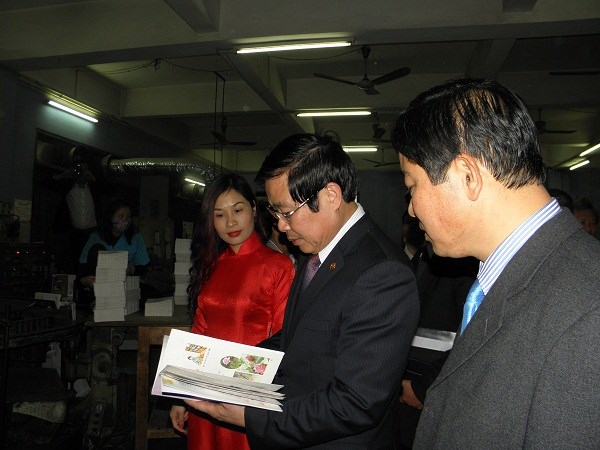 Bộ trưởng Nguyễn Bắc Son thăm và làm việc tại Công ty TNHH Một thành viên In và Văn hóa phẩm (ảnh: Hồng Chuyên)