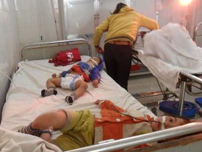 Uống thuốc diệt cỏ, 3 mẹ con nguy kịch