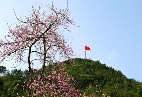 Cột cờ trên đỉnh Lũng Cú