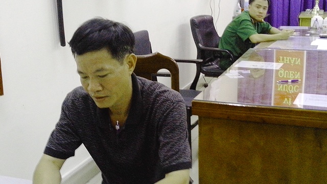 Trưởng Công an Phường Nguyễn Văn Dũng tiếp công dân khi mặc thường phục