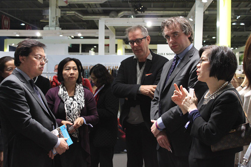 Đại sứ Việt Nam tại Pháp thăm và trao đổi với các doanh nghiệp Việt Nam tham dự hội chợ