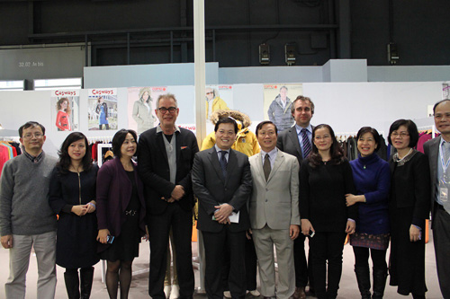 Đại sứ Dương Chí Dũng chụp ảnh chung với đại diện Cơ quan tư vấn Bộ Ngoại giao Hà Lan CBI và các doanh nghiệp Việt Nam