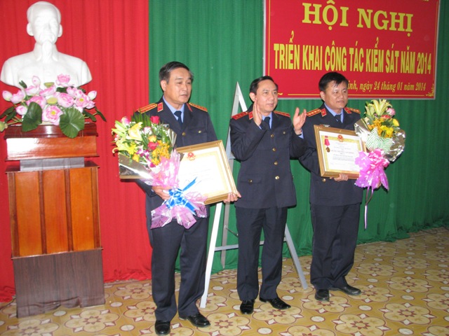 Đồng chí Bùi Mạnh Cường - Phó Viện trưởng VKSNDTC trao bằng khen của Thủ tướng Chính phủ cho lãnh đạo VKSND tỉnh Tây Ninh.