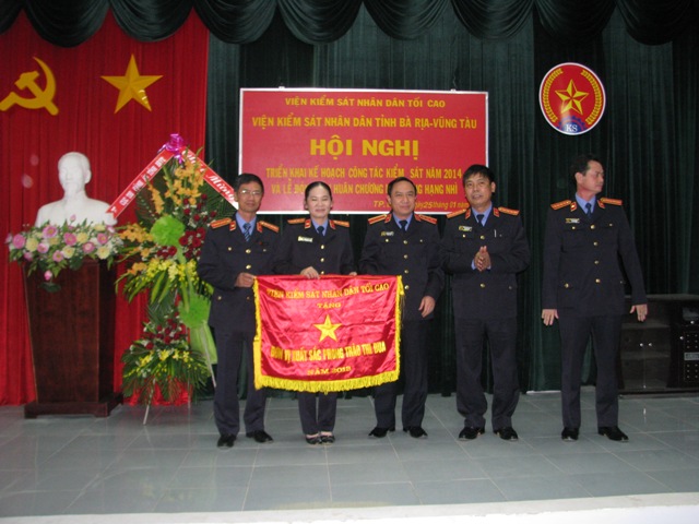 Đồng chí Bùi Mạnh Cường đại diện lãnh đạo VKSNDTC trao cờ đơn vị xuất sắc phong trào thi đua cho lãnh đạo VKSND tỉnh Bà Rịa - Vũng Tàu