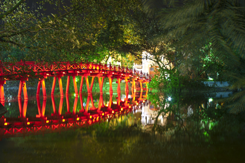 Cầu Thê Húc cũng đỏ rực một góc hồ, khiến nhiều du khách tỏ ra thích thú.