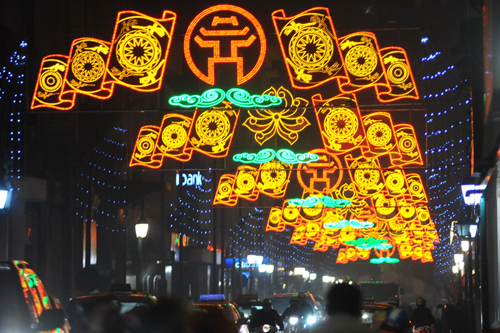 Phố Trang Tiền cũng rực rỡ ánh đèn khi đêm xuống.