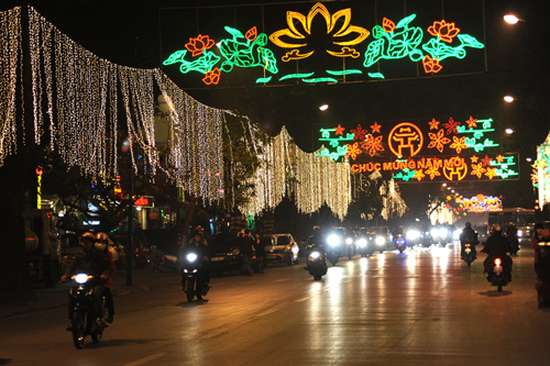 Đường Điện Biên Phủ sáng rực ánh đèn dẫn thẳng tới Lăng Chủ tịch Hồ Chí Minh...