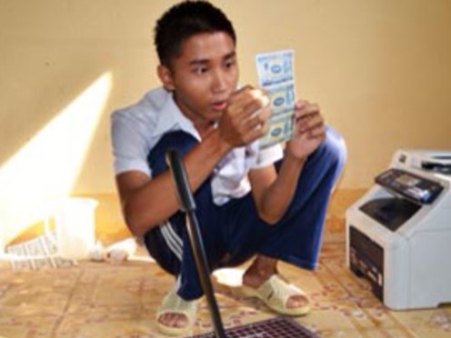 In hàng ngàn tờ tiền giả để mua vé số