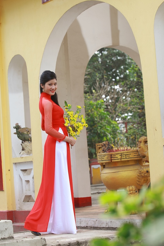 Cùng Hoa khôi Diễm Quỳnh đi lễ chùa đầu năm