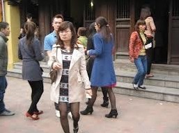 Nhức mắt váy ngắn đi chùa