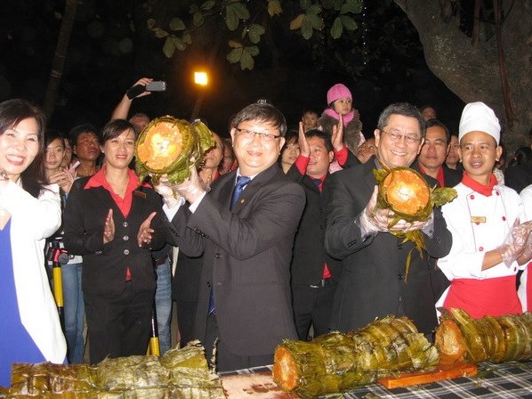 Khánh Hòa Cắt chiếc bánh tét dài 39m bán làm từ thiện