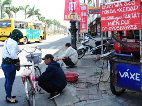 Đầu xuân, gặp người vá xe miễn phí cho học sinh