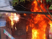 Đà Nẵng Khống chế ngọn lửa dữ dội đốt ngôi nhà 4 tầng