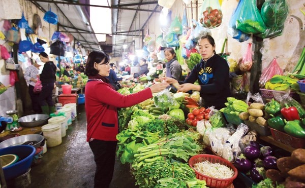 Thực phẩm sau Tết tại nhiều chợ đã giảm (Ảnh chụp tại chợ Hôm-Hà Nội).