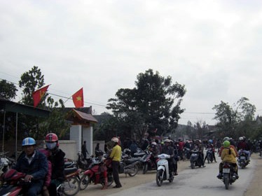 Mang thi thể đến nhà nghi phạm làm lễ tang