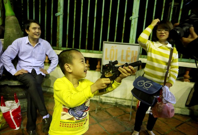 Súng bắn đạn nhựa bày bán công khai tại chùa Hương