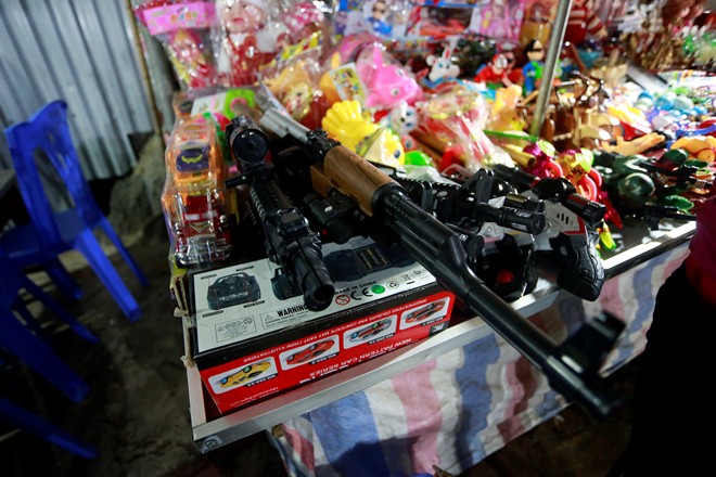 Hình dáng của những món đồ chơi bạo lực này giống hệt súng thật như AK, súng lục...