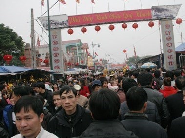 Trăm cảnh sát làm nhiệm vụ tại phiên chợ mua may bán rủi