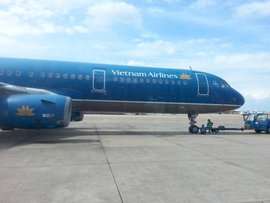 Hàng trăm hành khách chậm chuyến do máy bay  mòn lốp