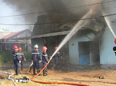 TPHCM Cháy xưởng sản xuất ni-lon chiều mùng 7 Tết