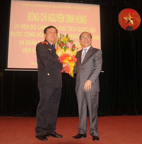 Chủ tịch Quốc hội Nguyễn Sinh Hùng tặng hoa cho Viện trưởng VKSNDTC Nguyễn Hòa Bình.