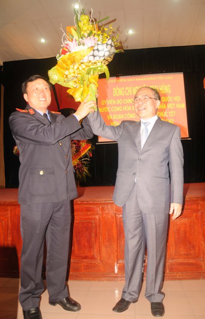 Viện trưởng VKSNDTC Nguyễn Hòa Bình tặng hoa cho Chủ tịch Quốc hội Nguyễn Sinh Hùng 