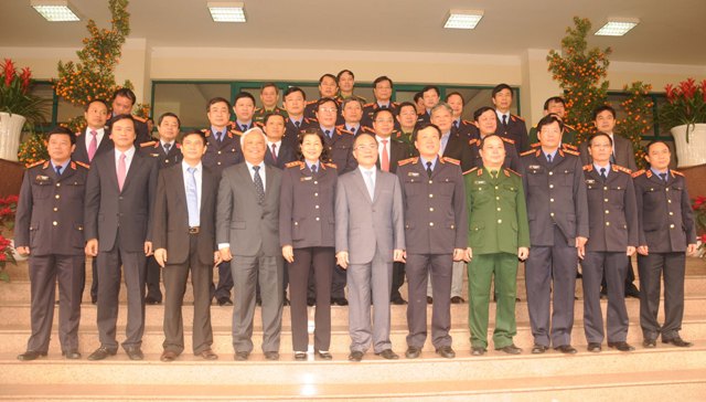 Chủ tịch Quốc Hội Nguyễn Sinh Hùng chụp ảnh lưu niệm với Lãnh đạo VKSNDTC và các đại biểu