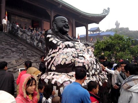 Hành lễ đầu năm Tiền vào túi ai