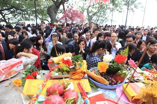 Xử lý nghiêm công chức đi lễ hội trong giờ làm