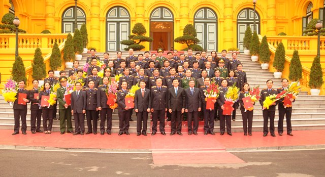 Các đại biểu chụp ảnh lưu niệm cùng Chủ tịch nước