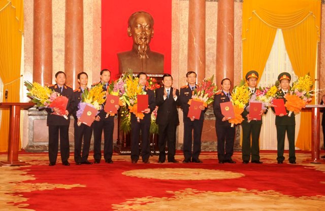 Chủ tịch nước Trương Tấn Sang trao Quyết định và tặng hoa chúc mừng các đồng chí được bổ nhiệm