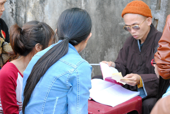 Nở rộ nạn bói toán, ăn xin, cờ bạc