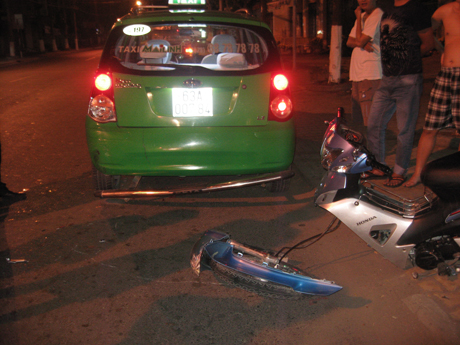 Mô tô tông taxi làm hai thanh niên bị thương nặng