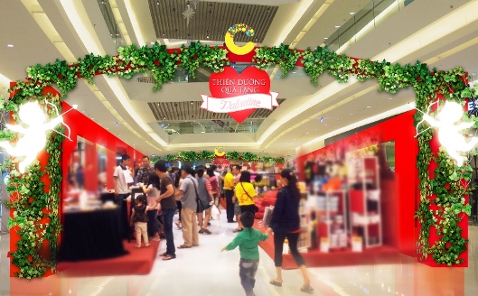 Dựng cổng hoa Trái tim đôi cao 2,4m đón Valentine