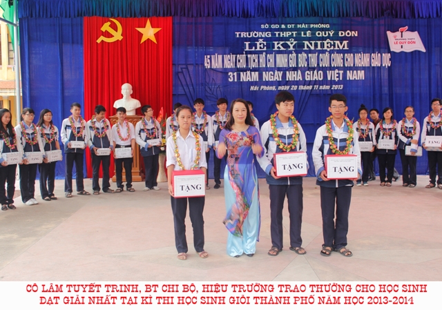 Hiệu trưởng Lâm Tuyết Trinh trao phần thưởng cho 3 học sinh đạt giải nhất học sinh giỏi thành phố năm học 2013 – 2014.